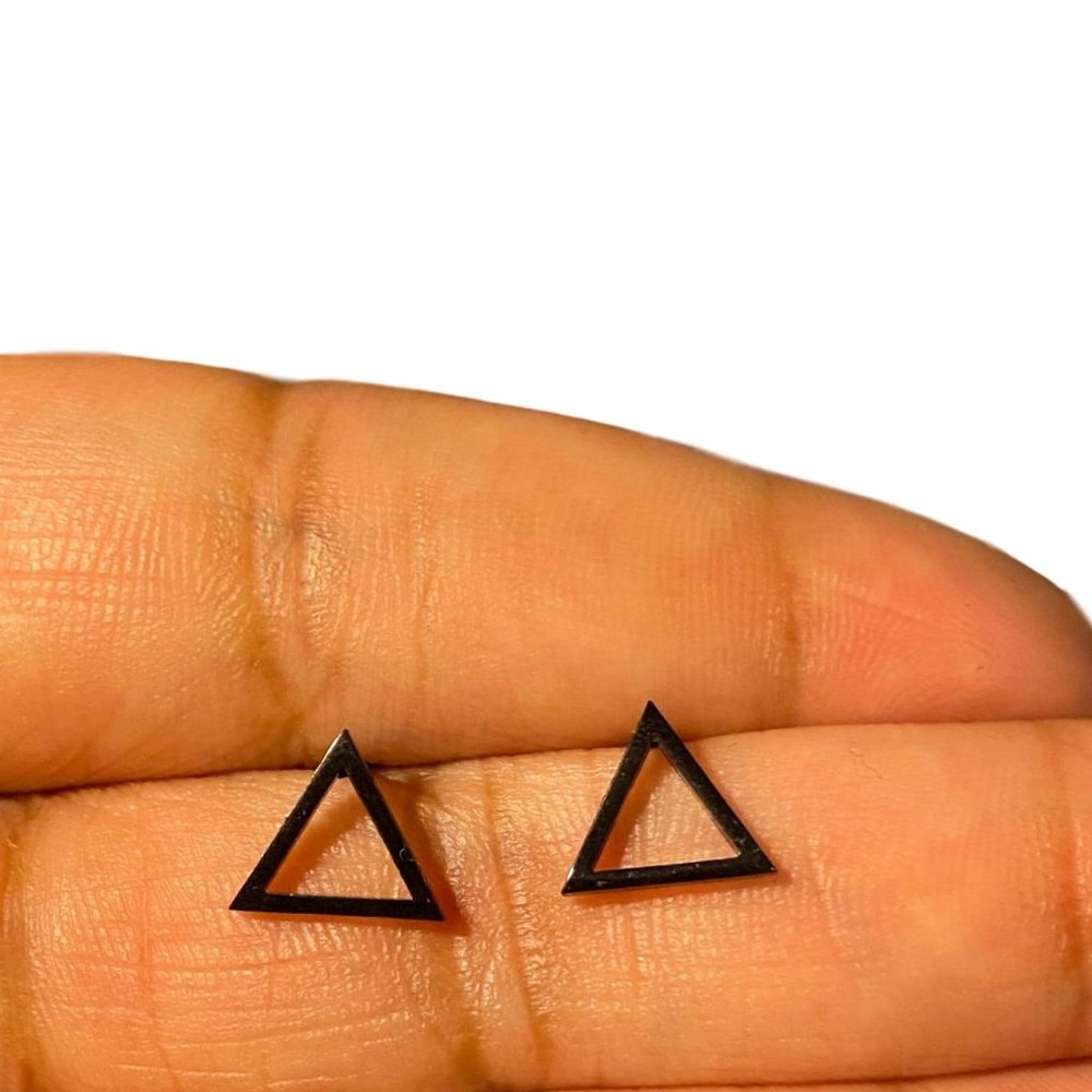 Triangle stainless steel black stud earrings